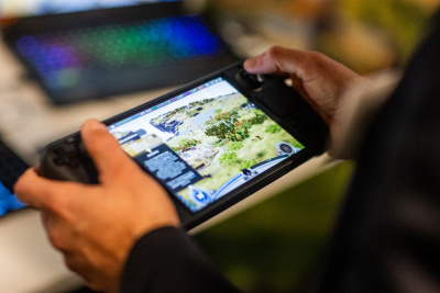 Eine Person spielt auf einer Spielekonsole ein Videospiel.