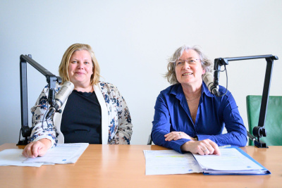 Anja Gauler und Fabienne Weihrauch sitzen vor einem Mikrofon.