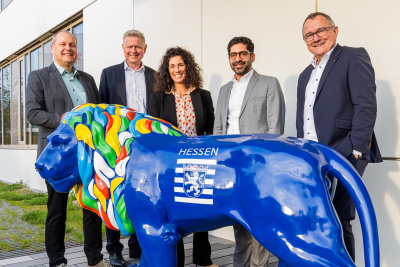 Zu sehen sind 5 Menschen hinter einer blauen Statue des Hessenlöwen. Die Menschen sind von links nach rechts Sascha Gutzeit, Dr. Michael Reckhard, Evren Gezer, Kaweh Mansoori und Dr. Rainer Waldschmidt.