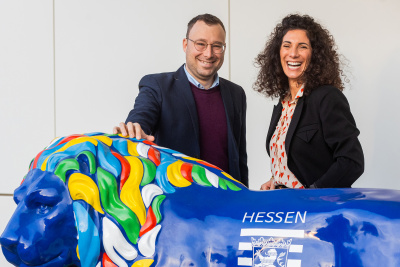 Jonas Winkler und Evren Gezer hinter dem blauen Hessenlöwen