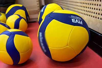 gelb-blaue Volleybälle in Kiste mit Anzeigentafel beim Landessportbund Hessen e.V.