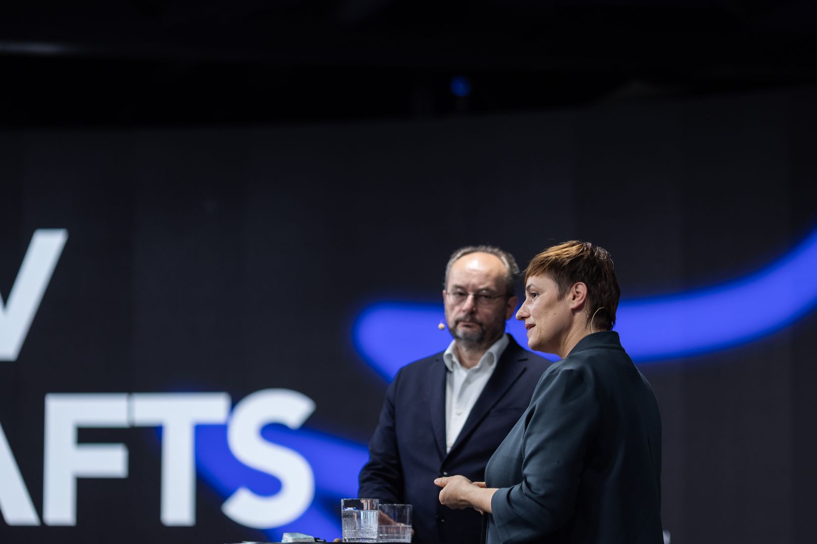 Nils Minkmar Prof. Dr. Nicole Deitelhoff und stehen auf der Bühne beim Kreativwirtschaftstag 2024 in Frankfurt am Main.