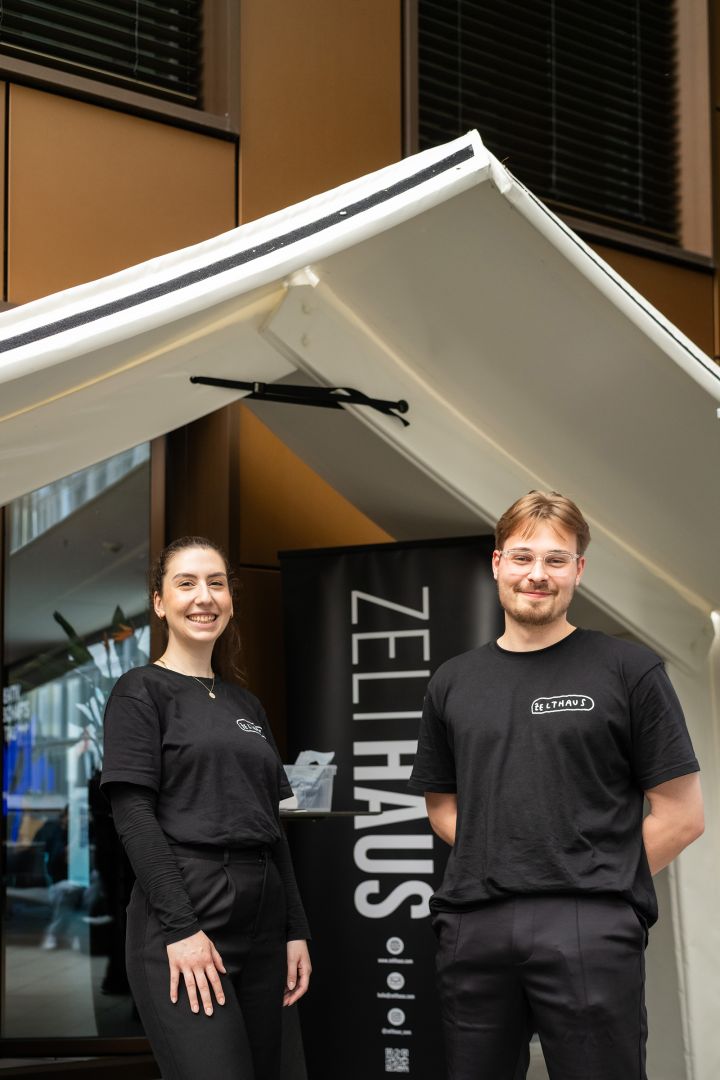 Elif Yilmaz und ihr Kollege beim Kreativwirtschaftstag 2024 in Frankfurt am Main.